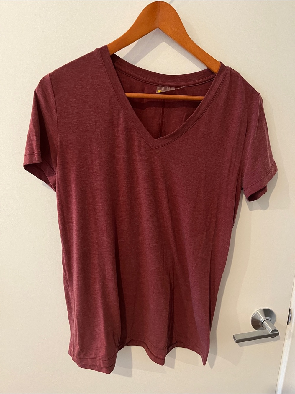 Zella Women's V-Neck Tee in Wine